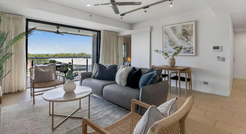 Charming Waterfront Lagoon Views & Restaurants - Image 1