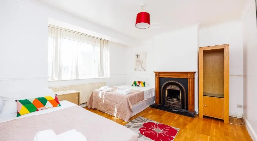 6 Bedroom Larger group House with Parking Corringham Stanford Le Hope - Image 1