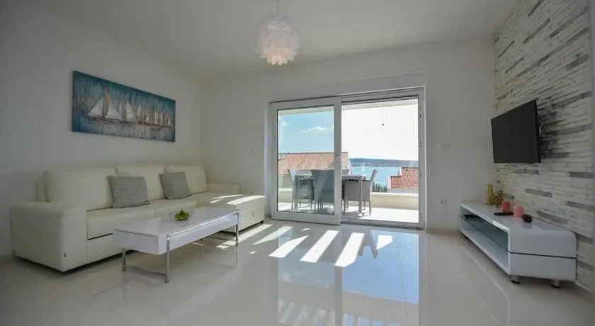 BlueBay Apartments - Image 1