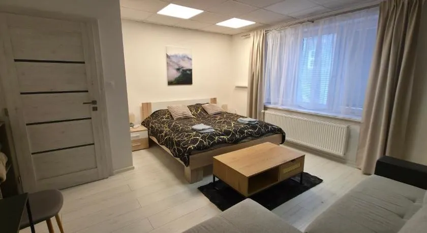 Apártmany v centre - vlastná izba so spoločnou kuchyňou a kúpeľnou môže byť zdieľaná 2 inými izbami - Image 1