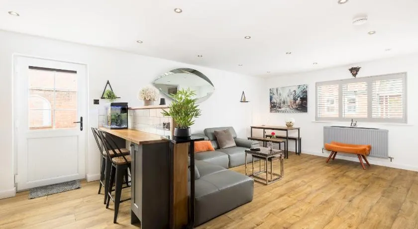 Stylish Modern 2 Bed with Parking - Pass the Keys - Image 1
