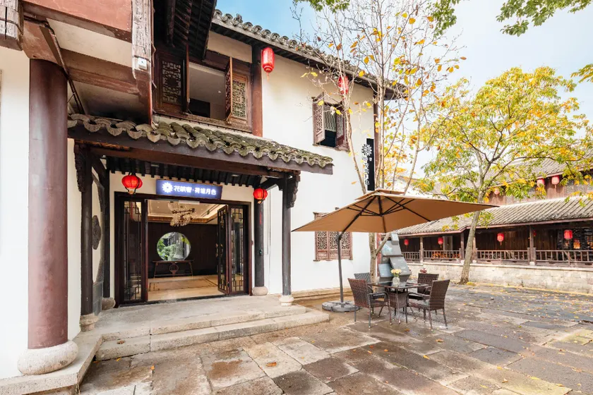 Floral Hotel- Lotus Pond Moonlight Hotel Shaoxing Keyan Scenic Area - Image 1