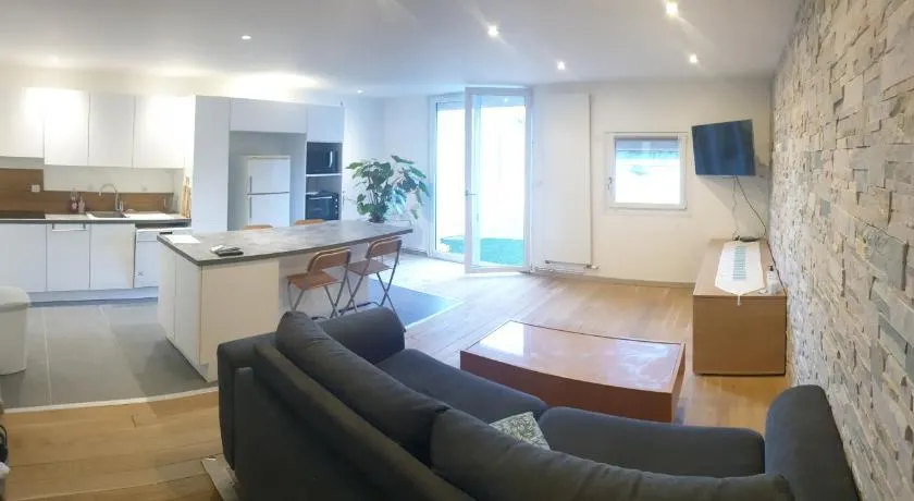 Magnifique appartement rénové avec terrasse - Image 1
