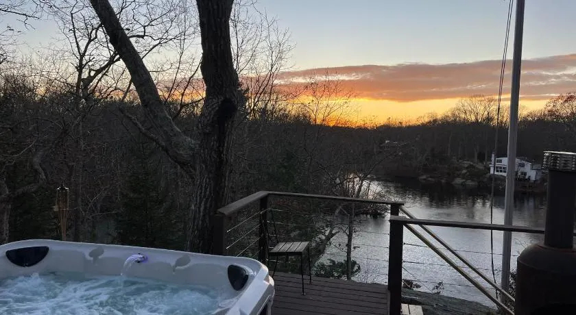 Waterfront Lakehouse Getaway in Clinton with HOT TUB - Image 1