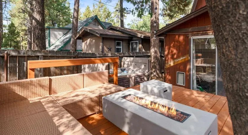 Green Leaf Lodge - Classic mountain Gambrel cabin with Hot Tub! - Image 1