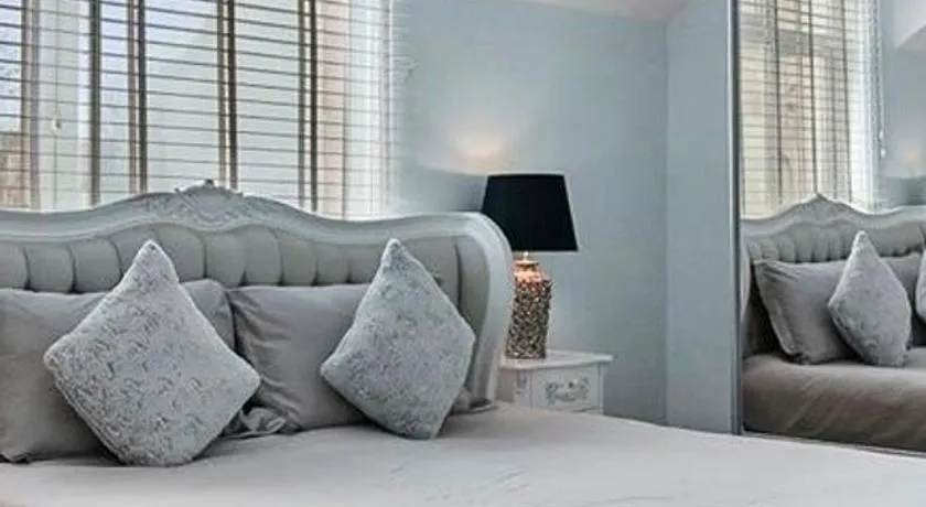 Hampstead Opulence Apartment - Luxurious Split Level Property - Image 1