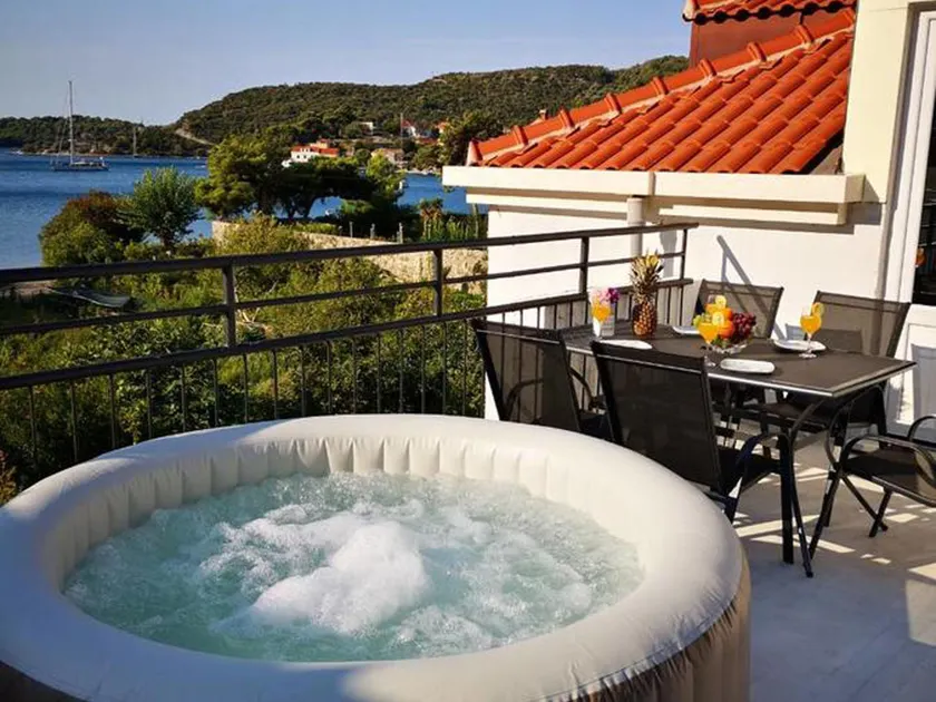 Penthouse apartment with teracce jacuzzi and sea view,10m from sea,free parking - Image 1