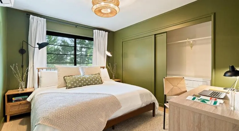 Luxe Treehouse Apt•Walk to Town•King Bed•Sleeps 4 - Image 1