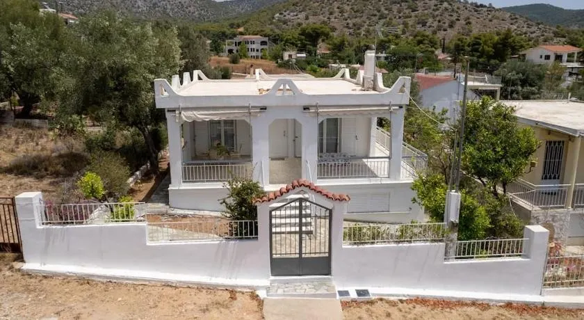 Manos Beach House Salamina - Image 1