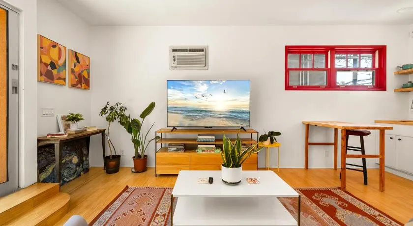 Artsy Venice Beach Canals Studio w/Rooftop & Sauna - Image 1