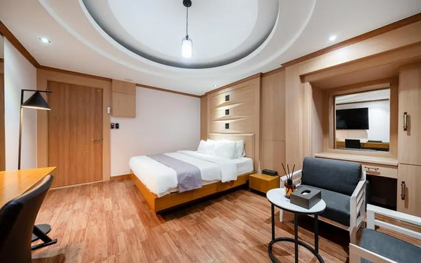 Suwon (Ingyedong) Central Plaza Hotel - Image 1