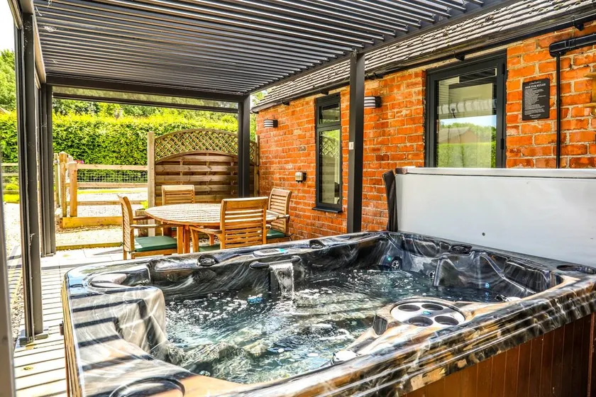 Cottage with Hot Tub - near Cheltenham and Tewkesbury - Image 1