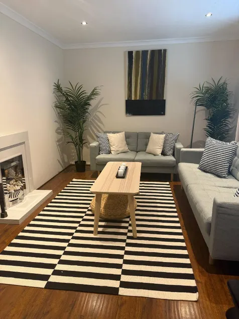 3-Bedroom Home with Conservatory Abbey Wood, London - Image 1