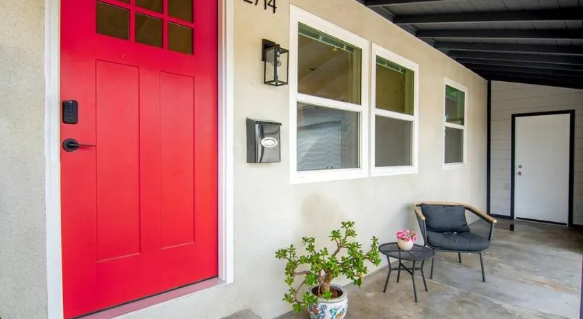 Beautiful 3 Bed 1 Bath Designer Home + Hot Tub - Image 1