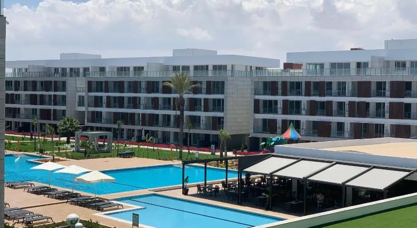 Courtyard Long Beach Holiday Resort - Image 1