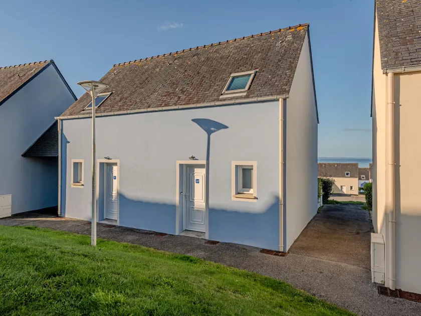 Cosy seaside house with private pool - Image 1