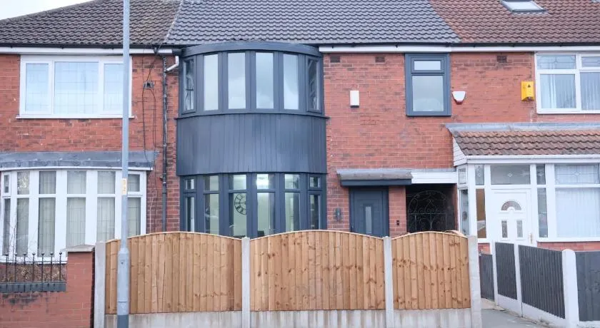 Modern House - 3 Bedrooms - 1 Bath - ManCity - Image 1