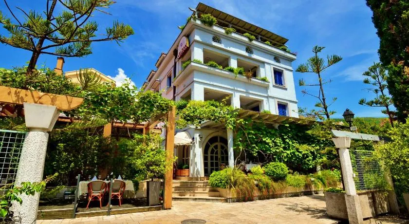 Villa Velzon Guesthouse - Image 1