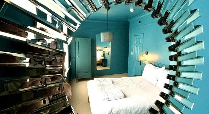 ROOMS AT THE QUAYSIDE - stylish en-suite rooms on Poole Quay all fully refurbed - Image 1
