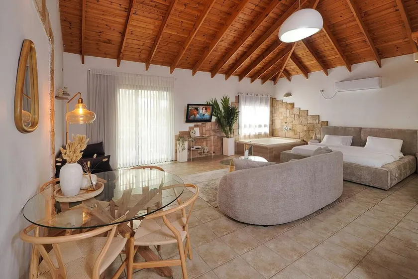 Forest View Villa – 2 Suites with spa &Heated Pool - Image 1