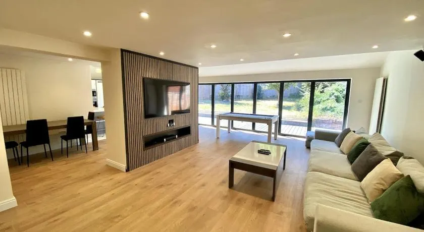 Luxury 5 Bedrooms House in Milton Keynes - Image 1