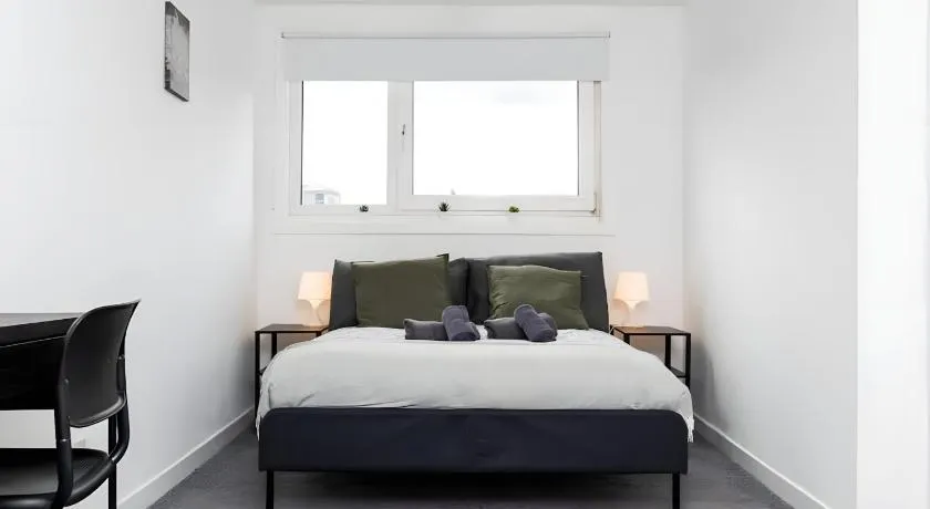 5 Individual Beds - Free Parking - Image 1
