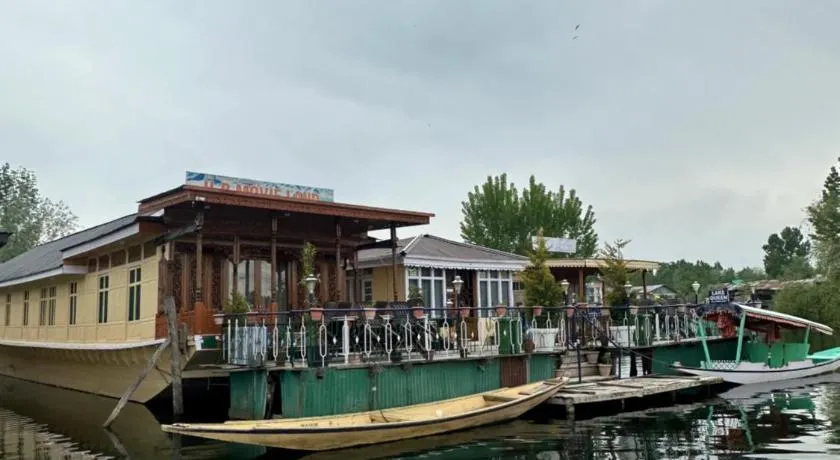 Movie land group of house boats - Image 1