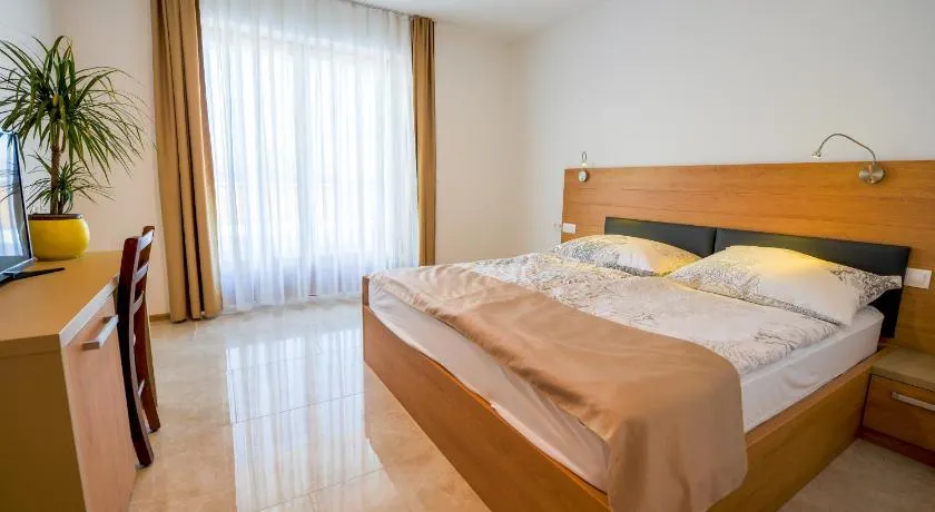 HOTEL BARON - Image 1