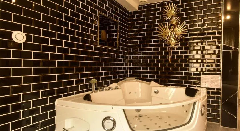 Appartement jacuzzi Gold&Night - Image 1