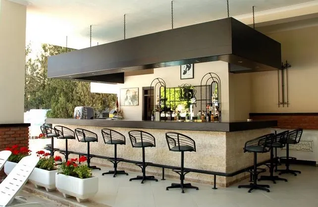Boulevard Hotel - Image 1