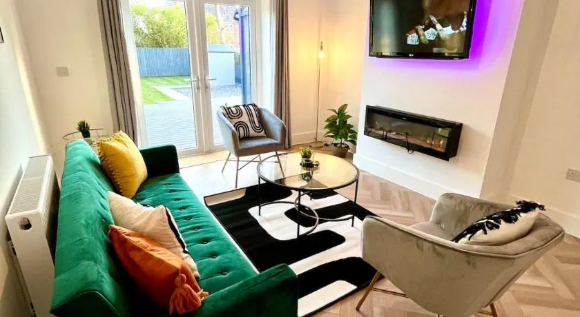 Waterside House - Luxury Home near Alton Towers & Trentham - Free Parking & Garden - Image 1