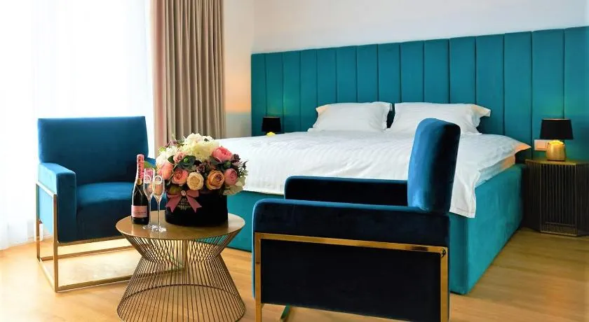Hotel Glory - Image 1