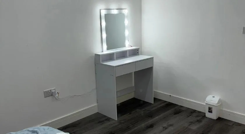 Ideal Heathrow Base 2BR 2BA Apt in Hounslow - Image 1