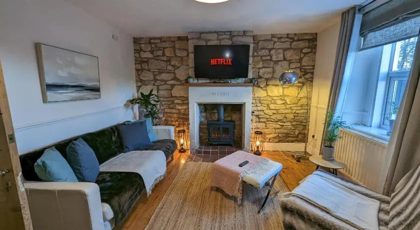 Rush Hill Cottage - with parking for 2 cars - Image 1