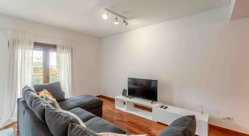Modern 2 bedroom apt 20 min from city center - Image 1