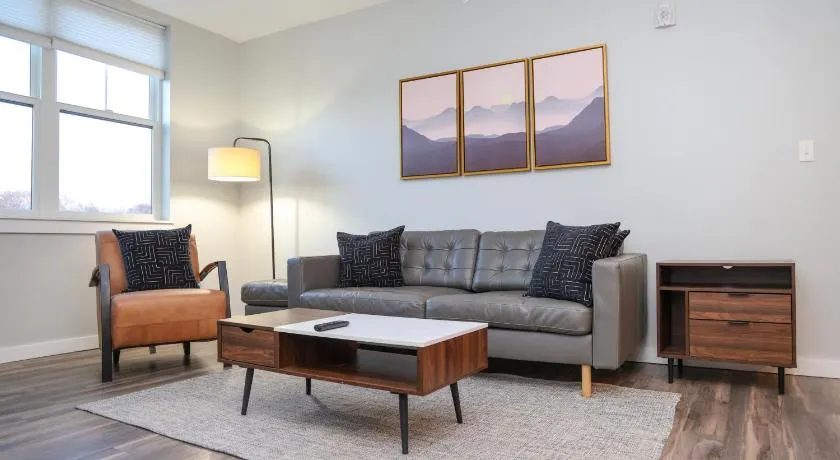 Luxury apartment with gym, steps from commuter rail #4011 - Image 1