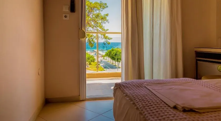 Le Monde SeaView Suites - Image 1