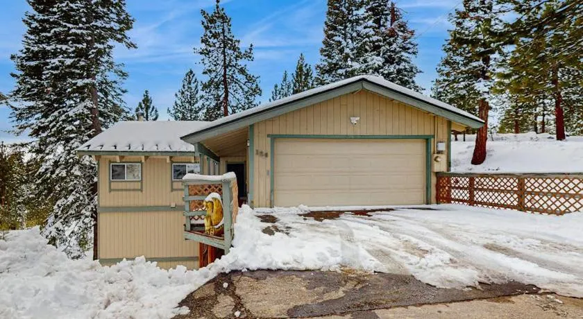 Family-friendly home with mountain views pool table fireplace & spacious deck - Image 1