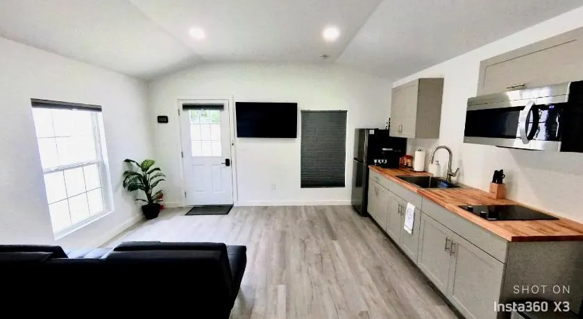 All modern Studio with private entry & parking. - Image 1