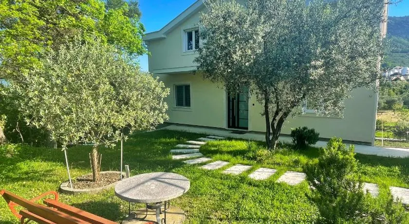 Petivat Gardens - Image 1