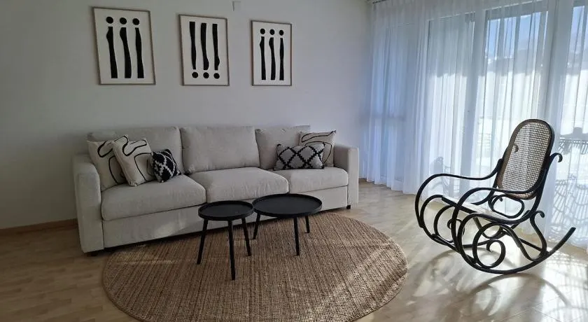 Summit View Apartment - Image 1