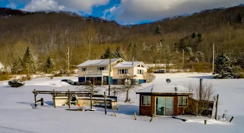Cozy Maples Retreat for Family & Freinds & HotTub - Image 1