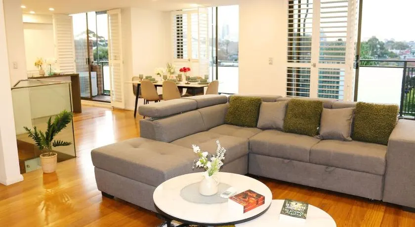 Beautiful SYD Central 3Bedrooms Home with free Parking - Image 1