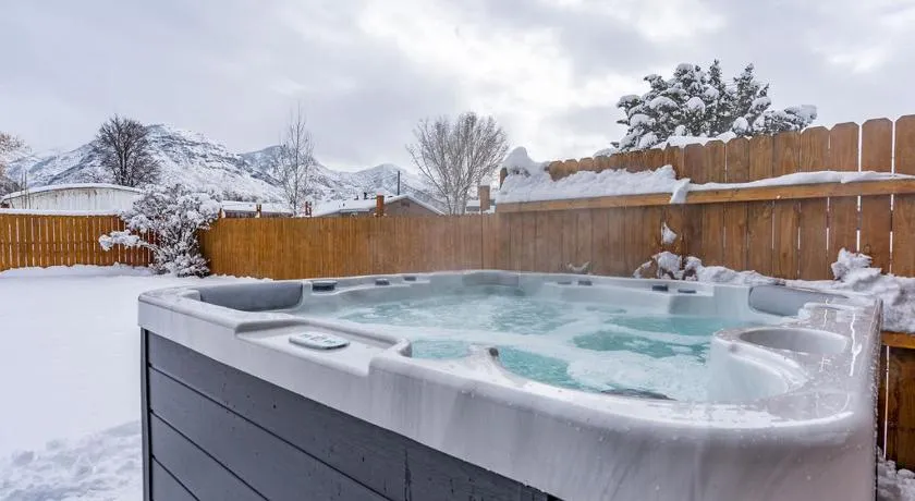 Modern home near UVU and BYU with hot tub and mountain views - Image 1