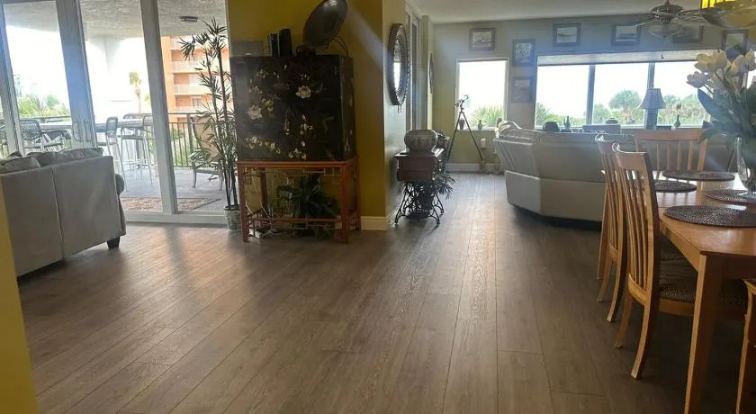 Luxueux, plus récent en bord de mer, décoré professionnellement, beau condo - Image 1