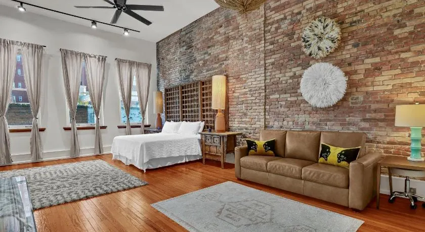 Luxe 220 Suite 6 - Image 1