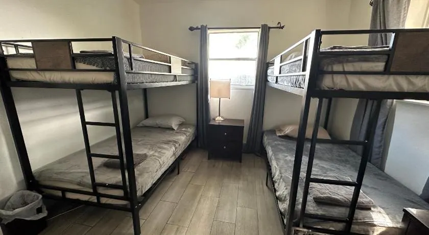 Bekahouse Hostel with parking, backyard and laundry - Image 1