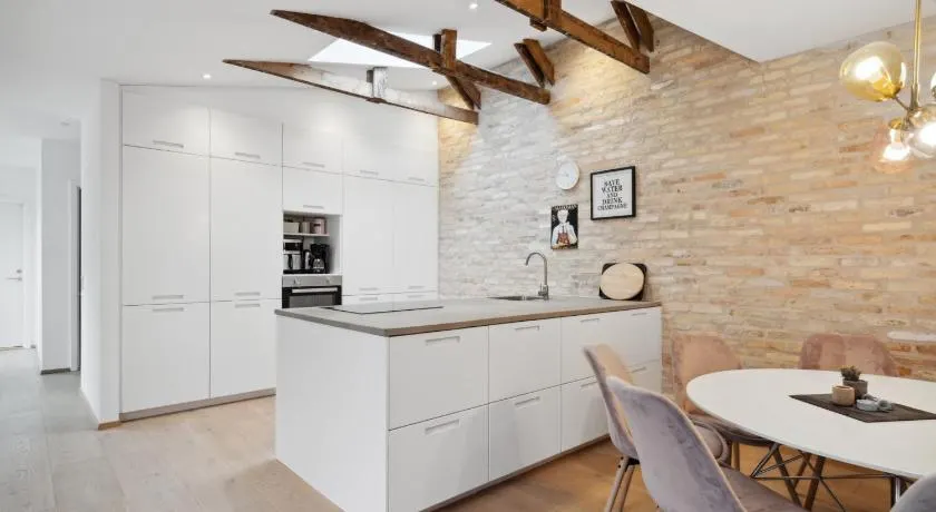 Central 3-bedroom apartment with huge terrace, including queen size beds - Image 1