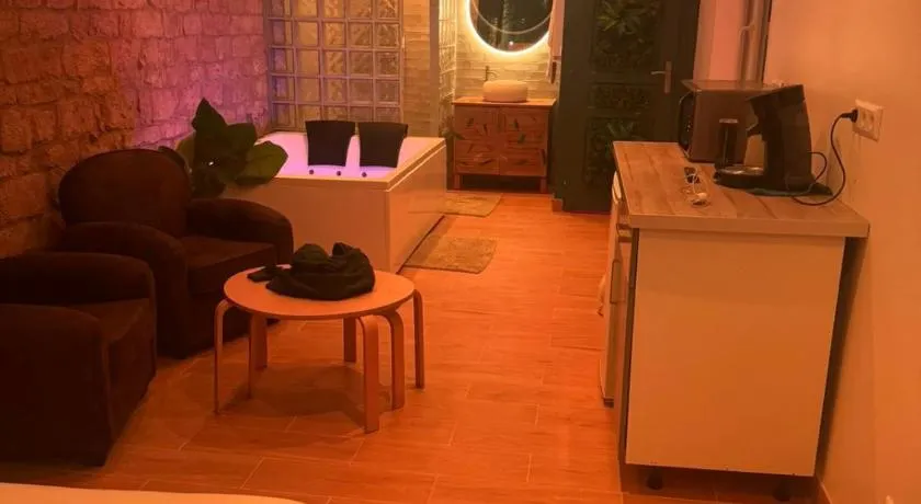 Suite Yao avec jacuzzi Montataire YaoSpa60 - Image 1