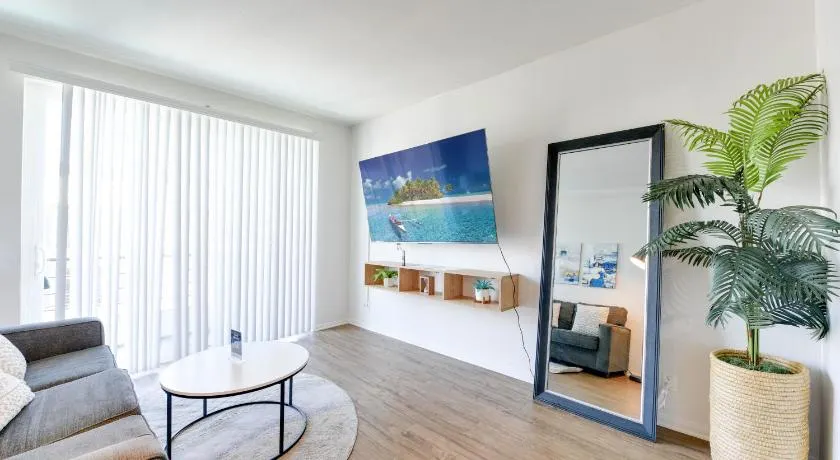 Cozy Unit Conveniently Located Pool View - Image 1